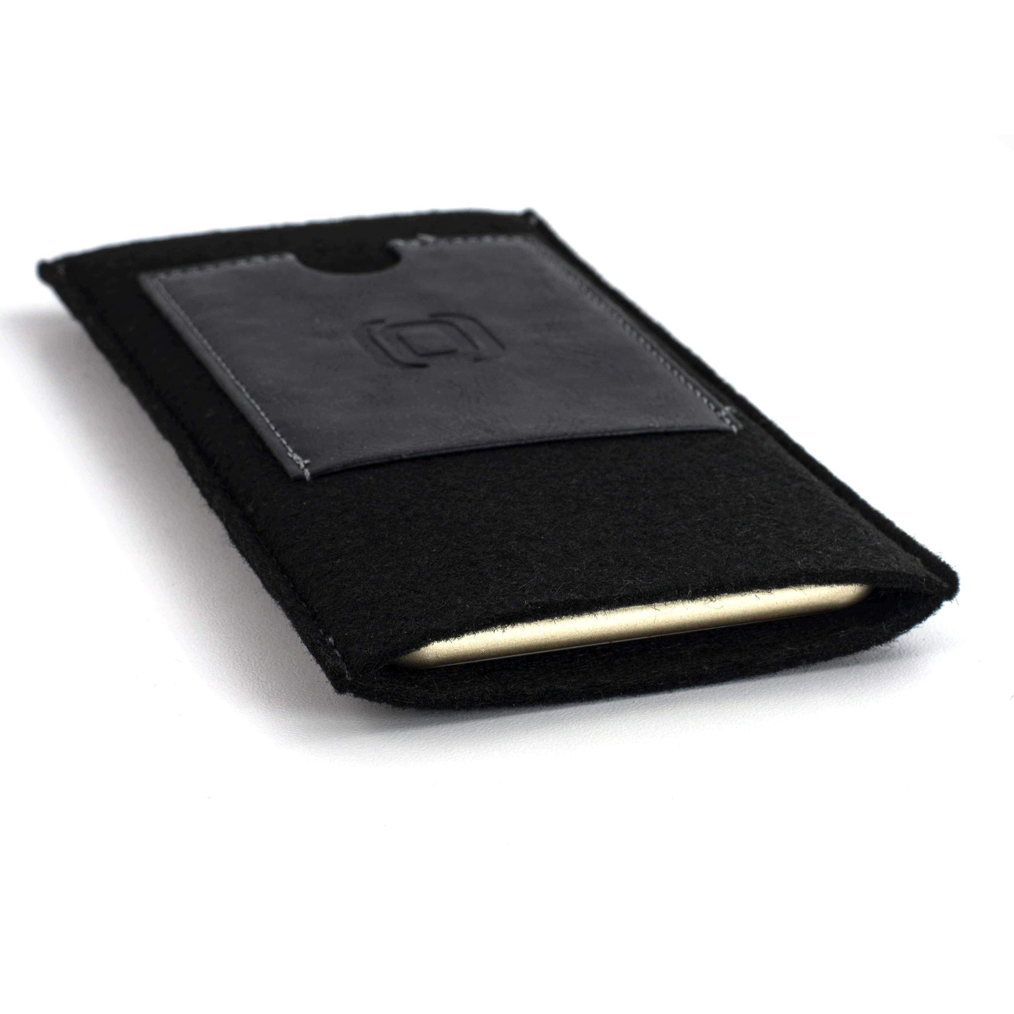 credit card faraday sleeve Tablet Sleeve, Extra Large / Black / Weatherproof Nylon 8 RFID blocking credit card sleeves Holds one ISO7810 ID Sleeve Faraday Cage Stock Photos